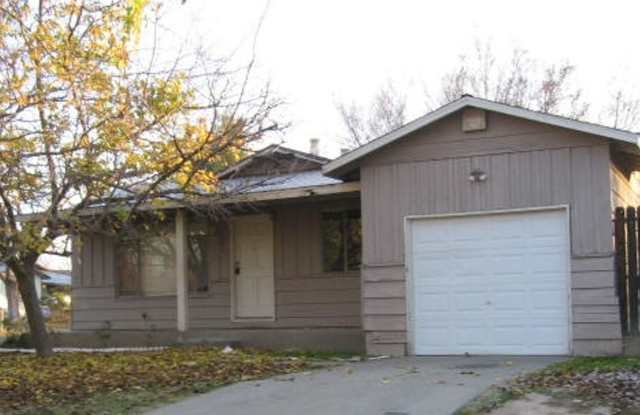 Charming cottage on large corner lot - 4986 Date Avenue, North Highlands, CA 95841