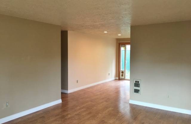 Neat and Tidy 3 Bedroom, 2 Bath Home in West Linn Gallery 4