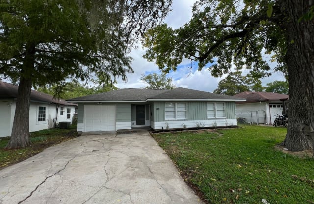 235 Acacia St. - 235 Acacia Street, Lake Jackson, TX 77566
