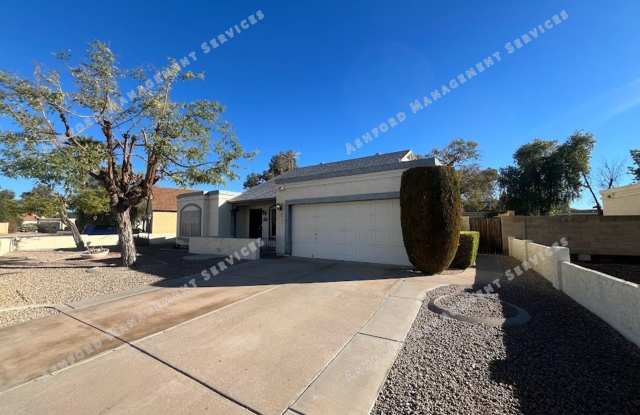 3 BEDROOM 2 BATHROOM IN PHOENIX WITH TONS OF CHARM AND HUGE GRASS BACKYARD PARADISE photos photos