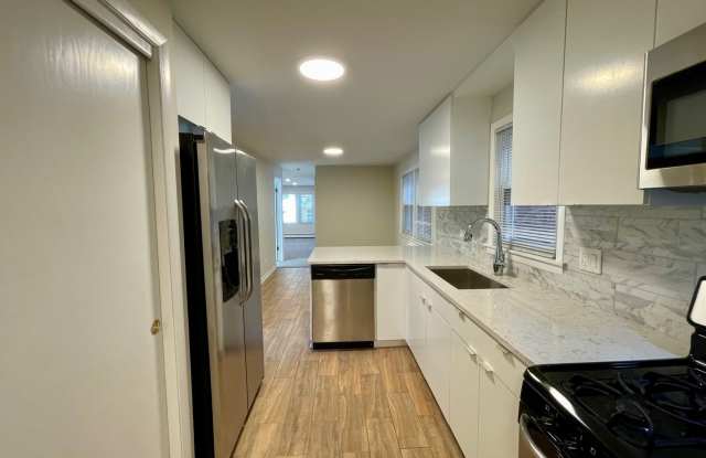 Freshly Renovated 3-Bed in Jefferson Park – In-Unit Laundry & Modern Upgrades! photos photos