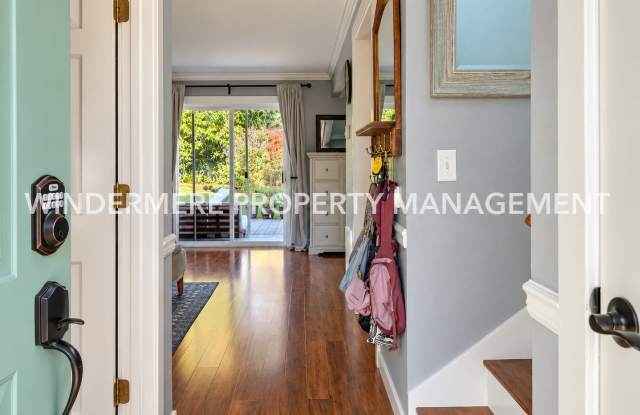 Charming Poulsbo Townhome in Town Location, Fully Fenced Yard, Community Playground Gallery 3