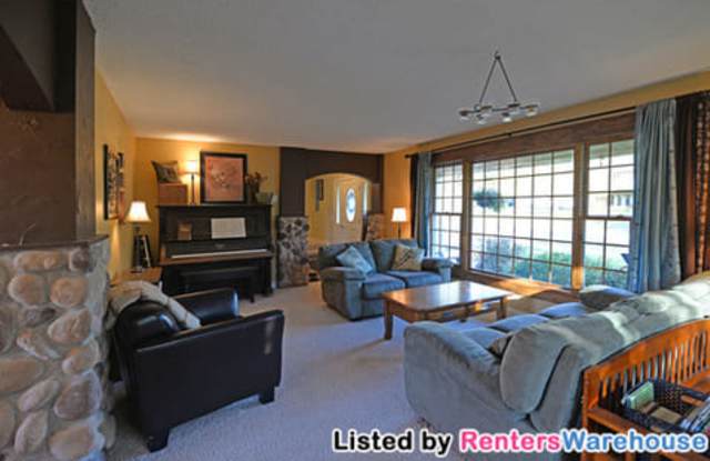 2765 Shadyview Lane N Gallery 3
