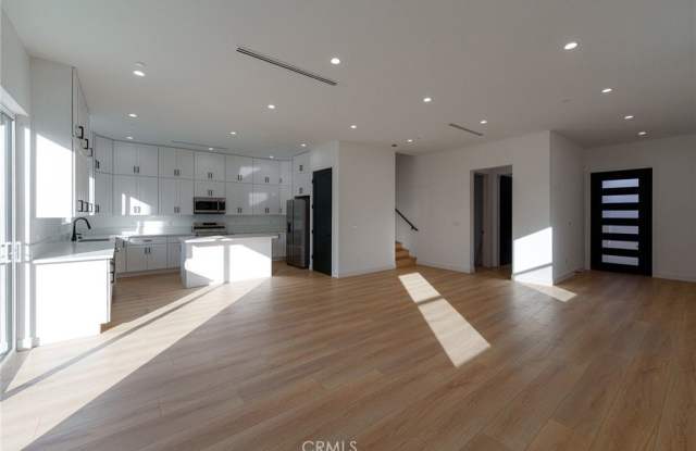 14123 Emelita St photos photos