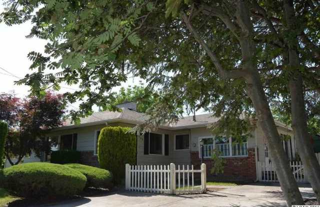 Large 4 Bedroom Orchards Home with private backyard! photos photos