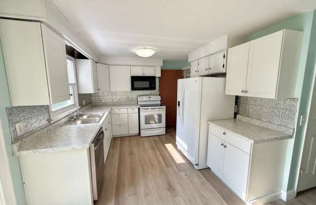 3/1 Single Family Home | Large back yard | Patio photos photos