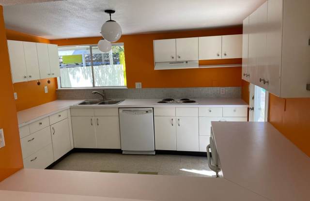 Famous "Caddy Shack" Home! Amazing Mid-Mod in Heart of Las Vegas!! Gallery 3