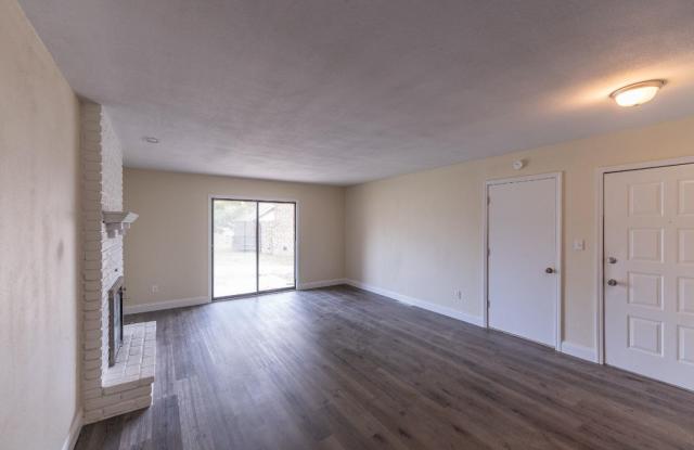 Gorgeous 2 bedroom 2 Bath 2 Car Garage Duplex!! Gallery 3