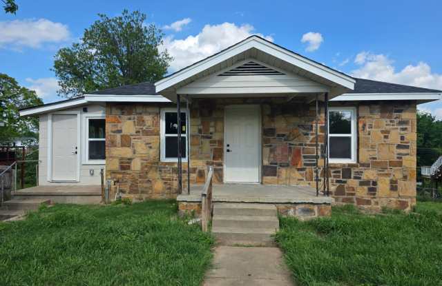 Gorgeous 3 bedroom 1 bath Duplex on street level (separate studio located below). photos photos