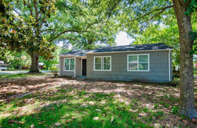 ** 3 Bed 1 Bath located in Forrest Hills **Call (334-366-9198 for a self showing) photos photos