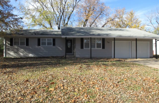 707 N Farmington Dr - 707 North Farmington Drive, Derby, KS 67037