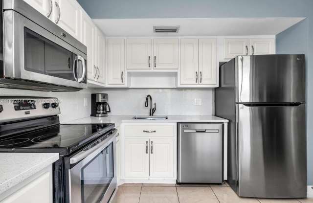 2800 N Palm Aire Dr photos photos