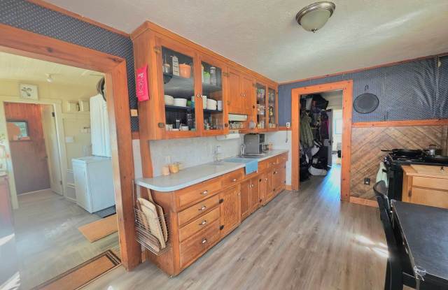 Historic Home On Large 1 Acre Property Gallery 4