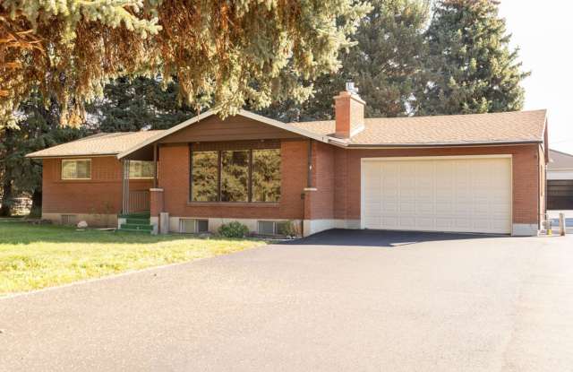 Beautiful newly remodeled home, large shade trees, walk to the lake, minutes to ski resorts Gallery 1