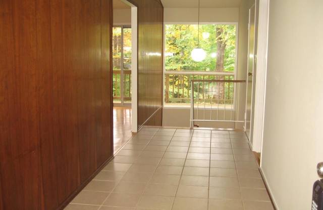 8 CARDEROCK Court Gallery 3