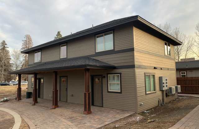CHECK OUT THIS WARM 1 BEDROOM, 1 BATH APARTMENT NEAR DOWNTOWN SISTERS! photos photos