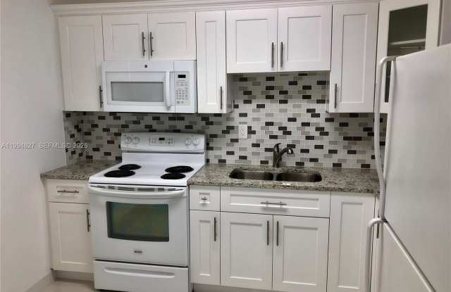 5530 N Lakewood Cir N photos photos