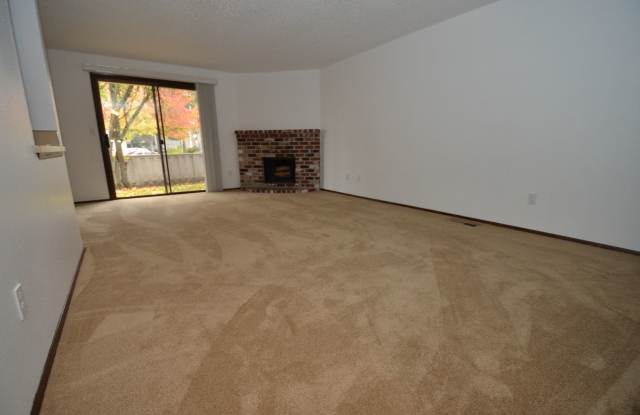 Bright & Beautiful Townhome- Fully Remodeled Kitchen and Bathrooms - Spacious Yard! Gallery 4