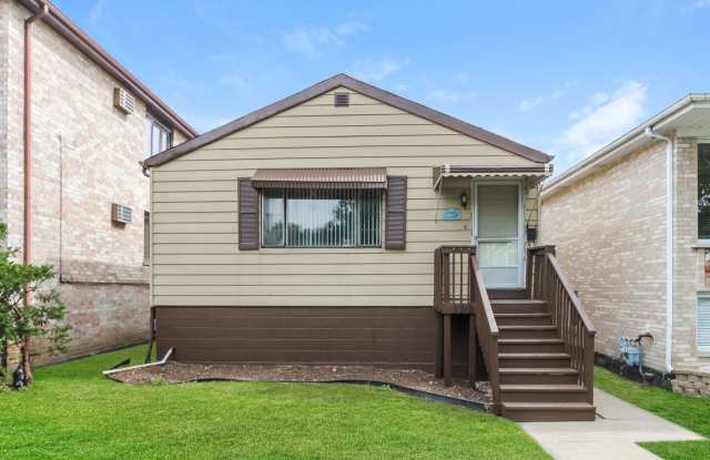 Spacious 3 Bedroom 2 Bath Harwood Heights Home for Lease Gallery 1