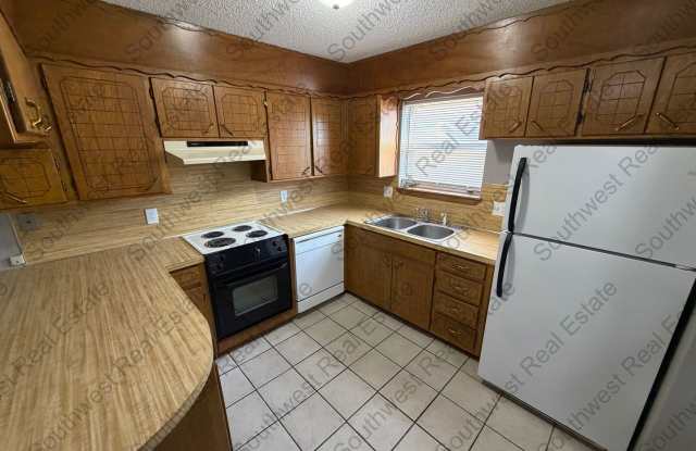 Spacious 3 bedrooms 2 baths home with 2 car garage Gallery 3