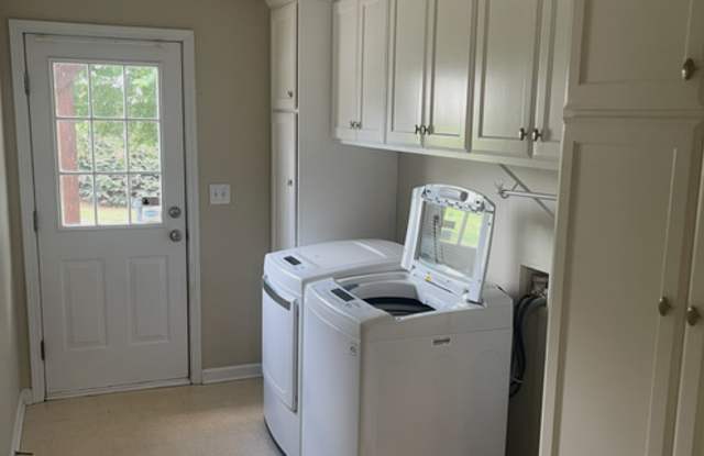 Room in 3 Bedroom Home at Reese Blvd W Gallery 1