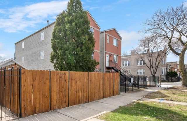 Spacious 3BR Duplex in Chicago Gallery 3