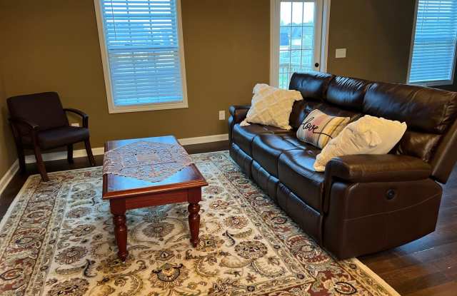 Charming 4BR House in Clarksville Gallery 4