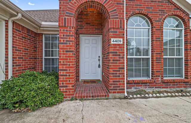 Location Location Location! Bright and airy home located in sought after Plano ISD! - 4409 Lone Rock Court, Plano, TX 75024