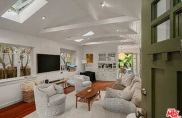 935 Palms Boulevard Gallery 3