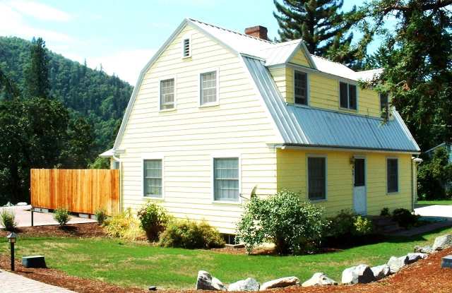 Charming 4 bedrooms, 2 bath on the RIVER with Fishing access photos photos