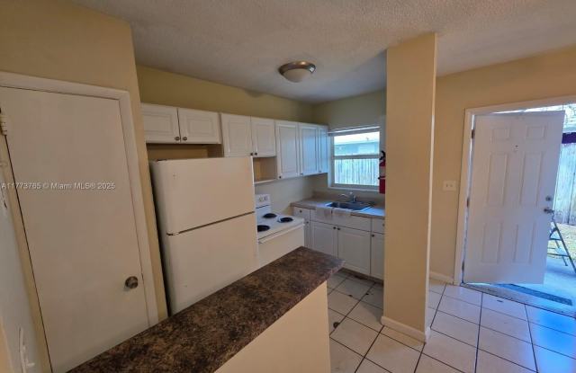 1812 SW 11th Ct photos photos