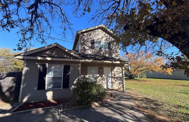 425 Robertson Street - 425 Robertson Street, Denton, TX 76205