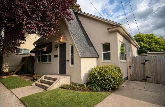 Uptown Village Cottage Home for Lease - 309 W. McLoughlin Blvd photos photos
