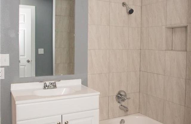 WALK TO MCMURRY! 3 bed 2 bath Gallery 3