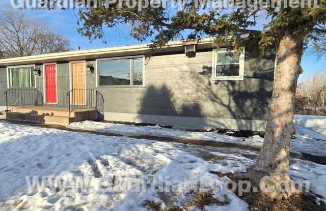 SxS duplex Available now! LVP flooring throughout, independent living areas each W/ full kitchen and laundry. photos photos