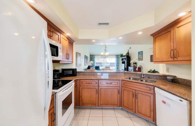 Peaceful pond 2BR/2BA condo in Naples, FL Gallery 3