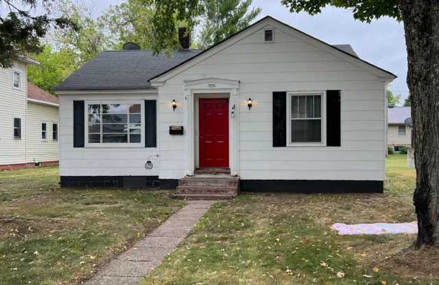 Charming 2 Bedroom and 1 Bath House Available! photos photos