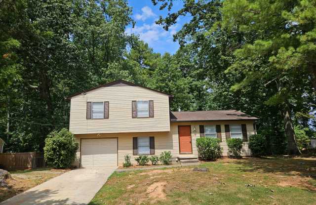 Rare 3 bed 2 bath home located in Kennesaw - 2002 Smith Drive, Kennesaw, GA 30144