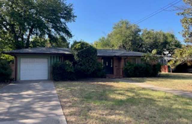 Renovated 3 Bed,1 1/2 bath charming house 200 yards from Tarleton photos photos