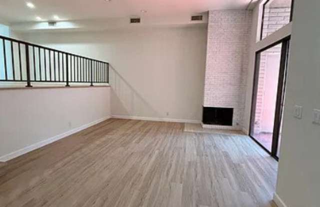 5345 White Oak Avenue Gallery 3