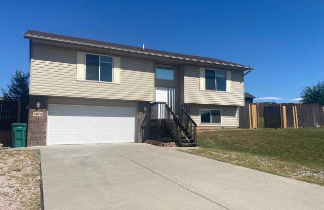 3 BED | 2 BATH | SPLIT FOYER | BLACK HAWK Gallery 1
