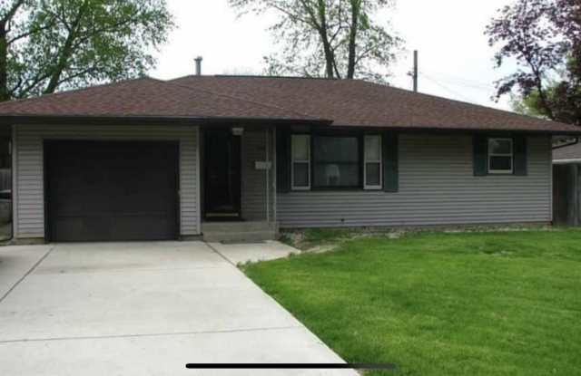 400 East Buckner Street - 400 East Buckner Street, Tuscola, IL 61953