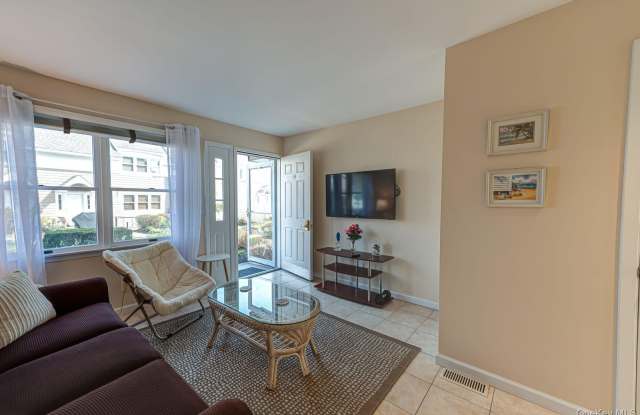 49 Canoe Place Road Gallery 3