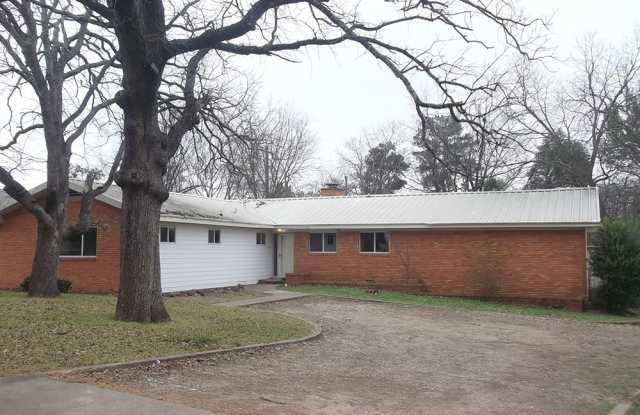 Very nice 3/2 brick house near Waterloo in Denison! Gallery 1