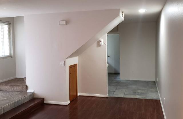 3 Bed 2 Bath Townhouse in Lakeside Gallery 4