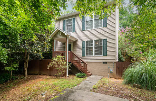 Charming 3-Bedroom Home with Fenced Yard, Near UNC and Downtown Carrboro - 303 Laurel Avenue, Carrboro, NC 27510