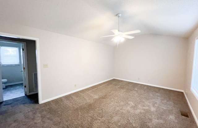 2 Bedroom 1 Bathroom Home with large backyard Gallery 3