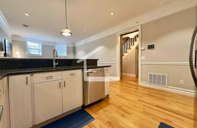 Beautifully Designed Luxury 2-Bed/2-Bath in the South End Gallery 3