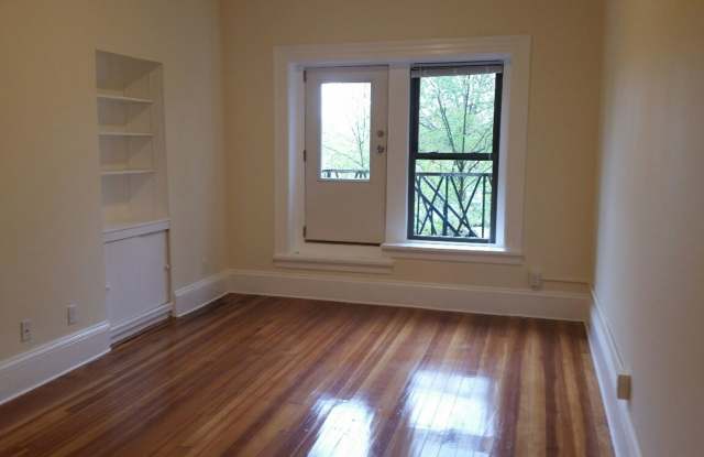Charming 2 Bedroom- No Broker Fee Gallery 4