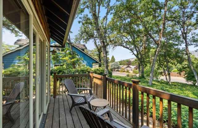 Lovely 3-bedroom home, Inground pool and lounge area!! Gallery 3